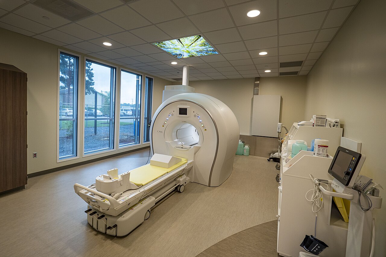 MRI 检查前为什么反复询问金属与植入物：安全筛查的逻辑